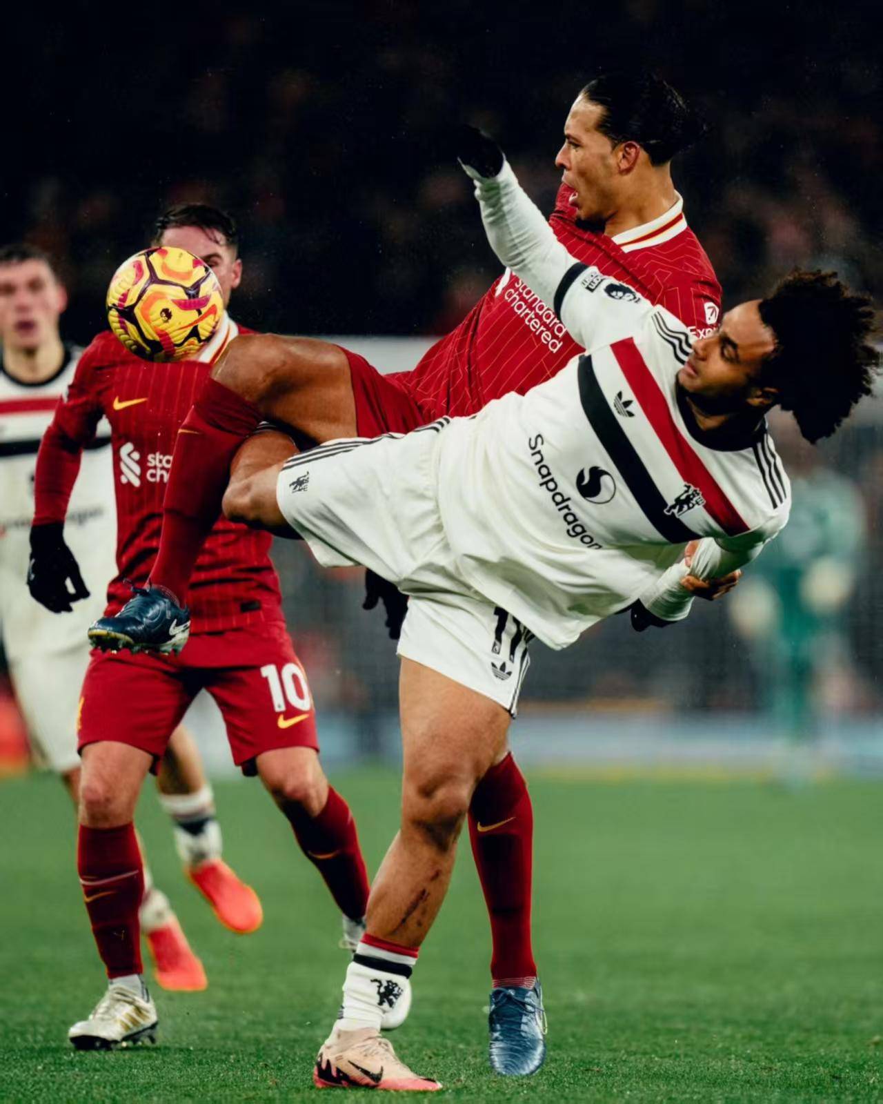 从关键时刻洛杉矶湖人调整名单到费耶诺德豪取连胜备战荷甲，CBA常规赛转会期攻防权衡