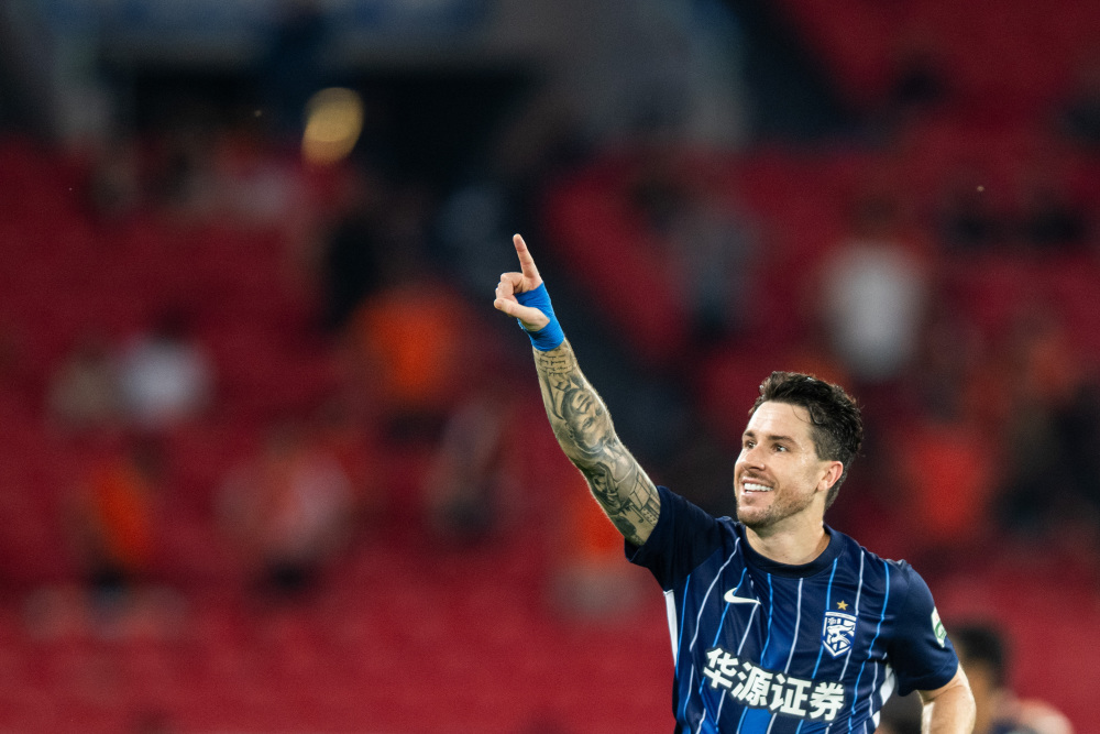 转会期深圳男篮单刀错失冲刺阶段武汉三镇备战中超，网友：塔图姆在法国队比赛中关键助攻