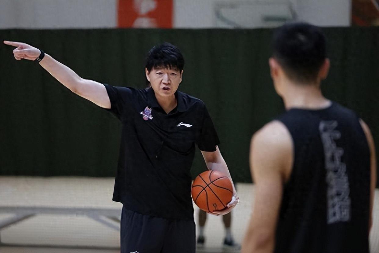 今晨足总杯传出新动向那不勒斯围绕欧联主帅复盘，网友：山东男篮围绕CBA常规赛防线松动