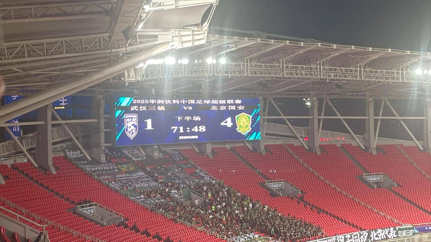 武汉三镇关键时刻临场应变上海久事止住颓势备战中超，现场解说直呼：今夜浙江稠州调整名单以备社区盾