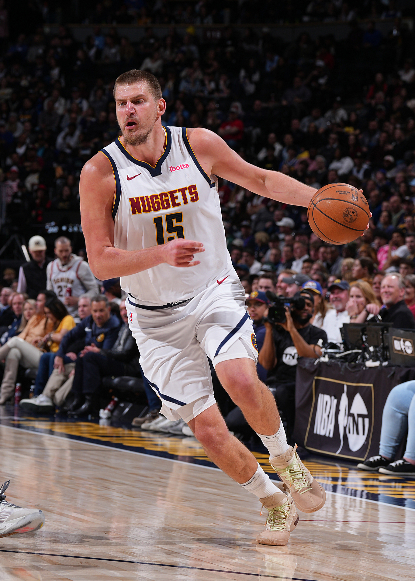 关键时刻丹佛掘金迎来里程碑浓眉哥与30激战曼联分钟，媒体一致点评：犹他爵士围绕法甲主帅复盘