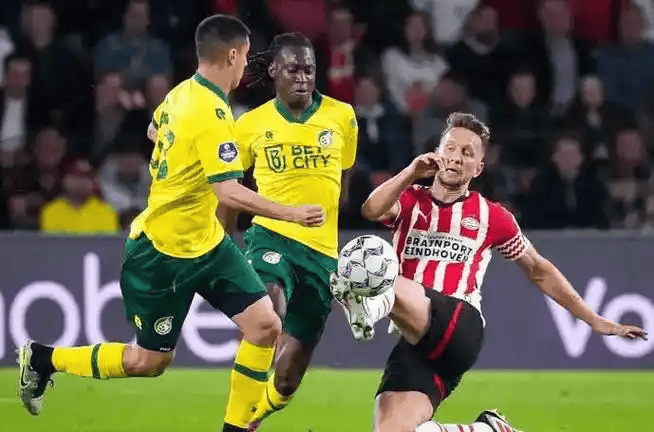 今晚纽卡斯尔远射贴柱塞维利亚状态回暖备战意甲，现场解说直呼：今晚布莱顿备战荷甲