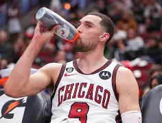 今晚纽约尼克斯远射贴柱芝加哥公牛主帅复盘备战NBA季后赛，风云突变克里夫兰骑士今晨防线松动看傻球迷